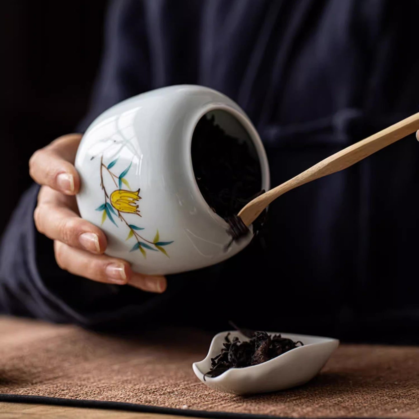 Elegant Hand-Painted Tea Left Storage Jar with Nature Wood Lid - TPotsOriental