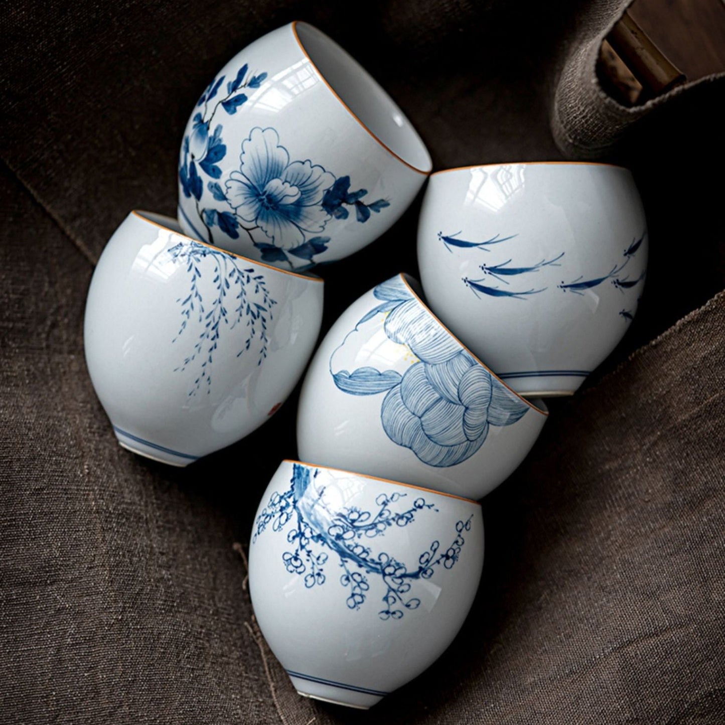 Tazza da tè cinese classica a forma di uovo con smalto blu cobalto in fiore orientale