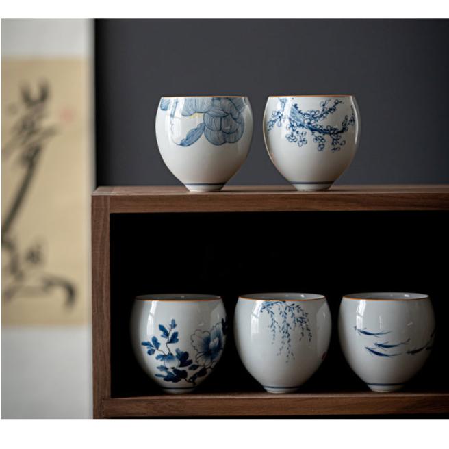 Tazza da tè cinese classica a forma di uovo con smalto blu cobalto in fiore orientale