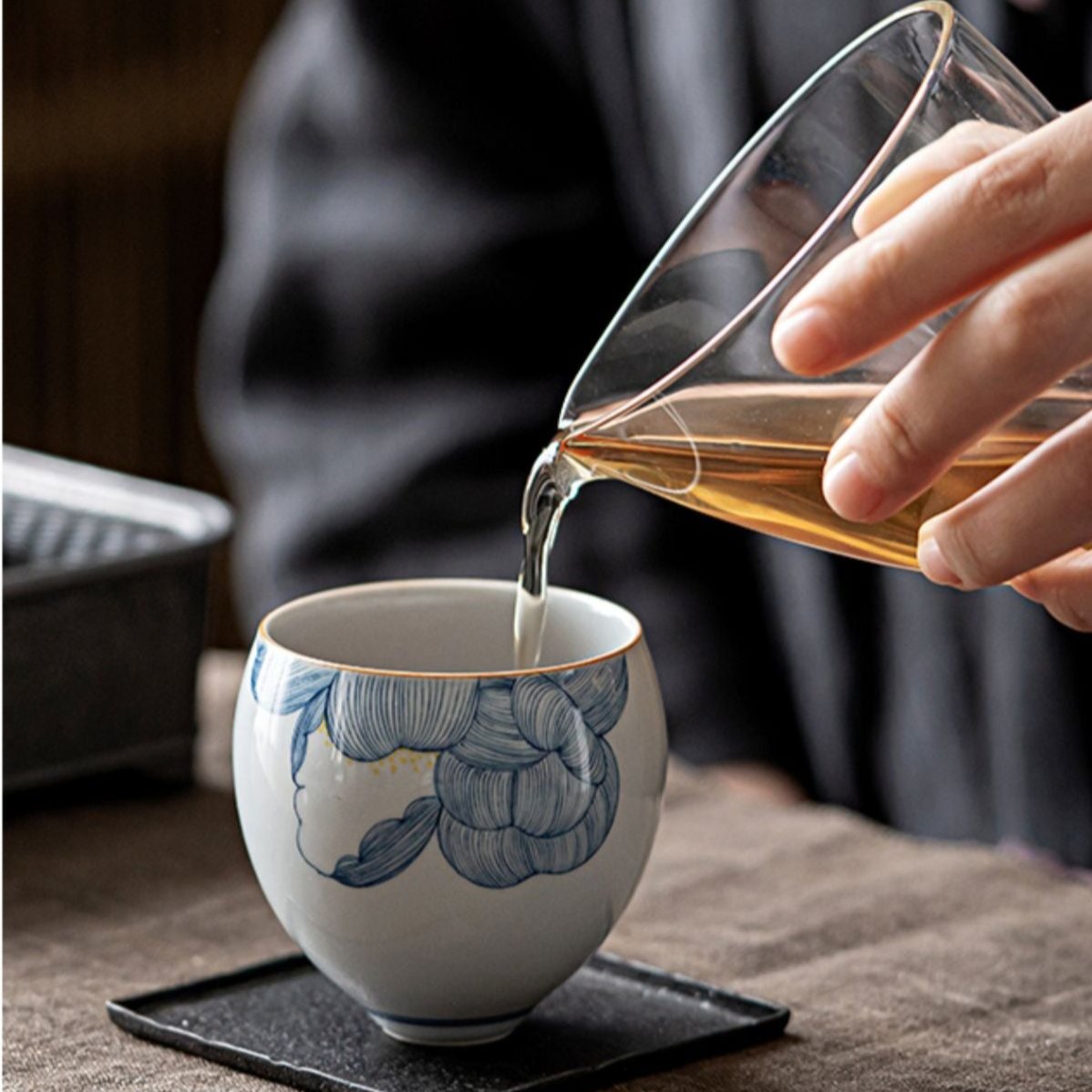 Tazza da tè cinese classica a forma di uovo con smalto blu cobalto in fiore orientale