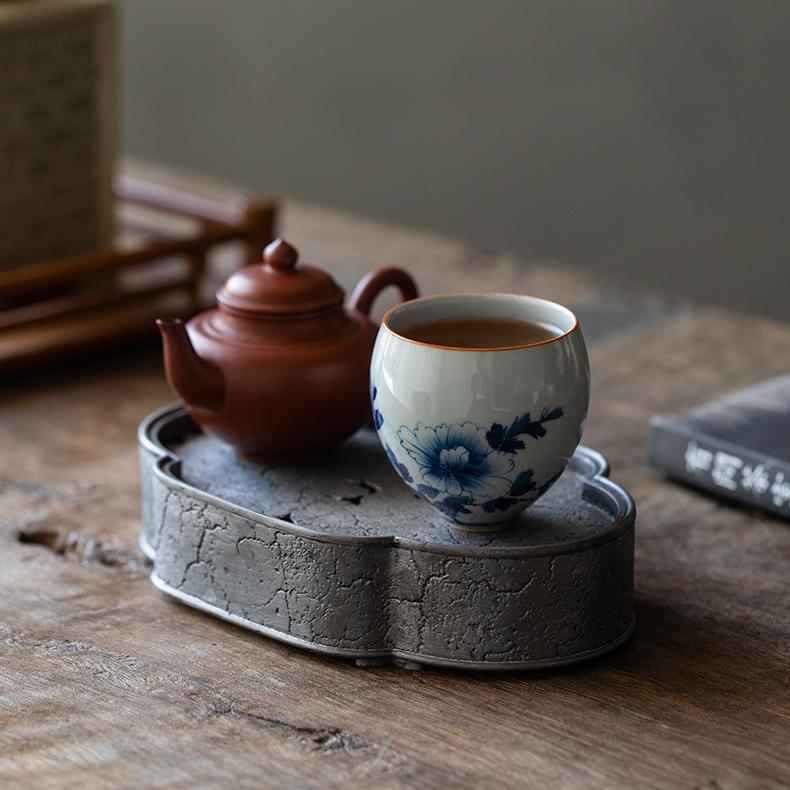 Tazza da tè cinese classica a forma di uovo con smalto blu cobalto in fiore orientale