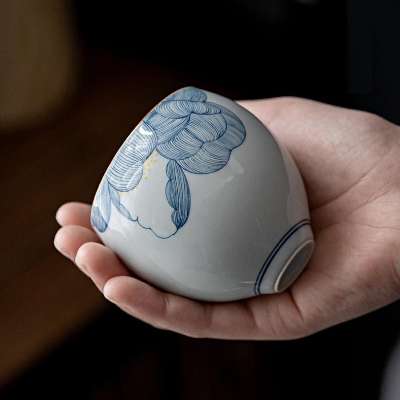 Tazza da tè cinese classica a forma di uovo con smalto blu cobalto in fiore orientale