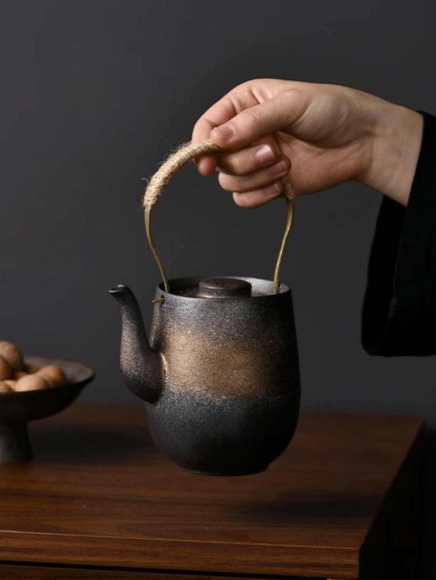 Teiera in ceramica grezza di ispirazione orientale Zen da 430 ml con smalto dorato rustico