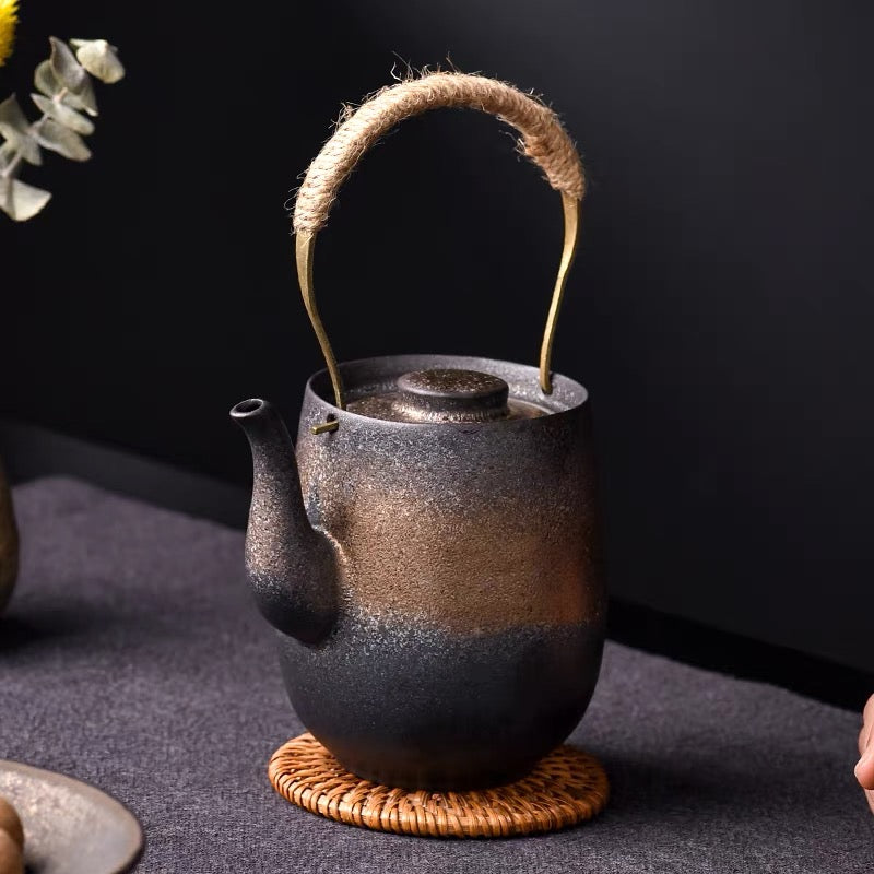 Teiera in ceramica grezza di ispirazione orientale Zen da 430 ml con smalto dorato rustico