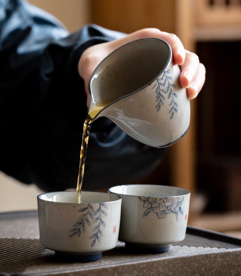 Tazza da tè cinese in stile antico con smalto blu cobalto e salice e peonia/tazza da tè Kungfu