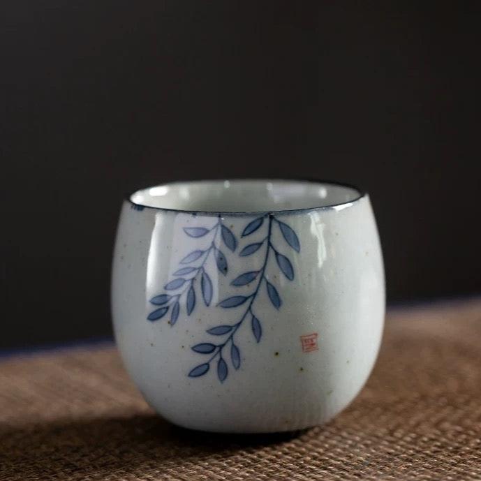 Tazza da tè cinese in stile antico con smalto blu cobalto e salice e peonia/tazza da tè Kungfu