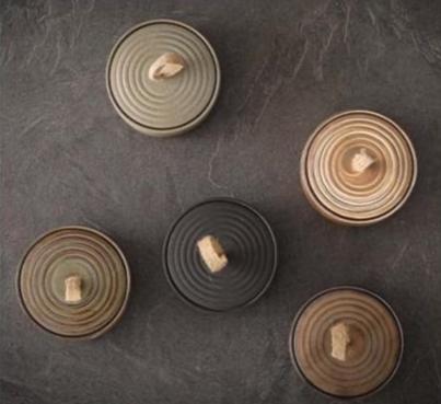 Elegante tarro de cerámica Corase de inspiración japonesa con un estilo minimalista y una capacidad de 500 ml
