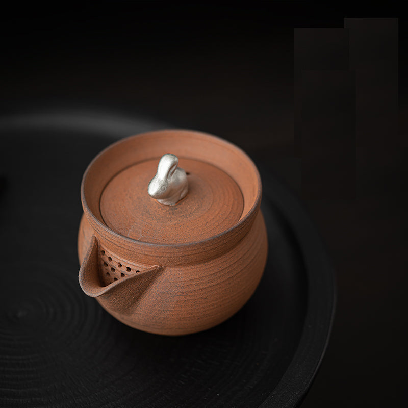 Teiera cinese Heritage Fortune Rabbit con coperchio in argento a forma di coniglio, realizzata con una miscela di roccia minerale, realizzata a mano con l'antica tecnica della ceramica