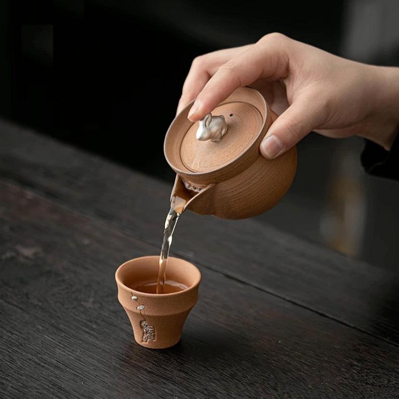 Teiera cinese Heritage Fortune Rabbit con coperchio in argento a forma di coniglio, realizzata con una miscela di roccia minerale, realizzata a mano con l'antica tecnica della ceramica