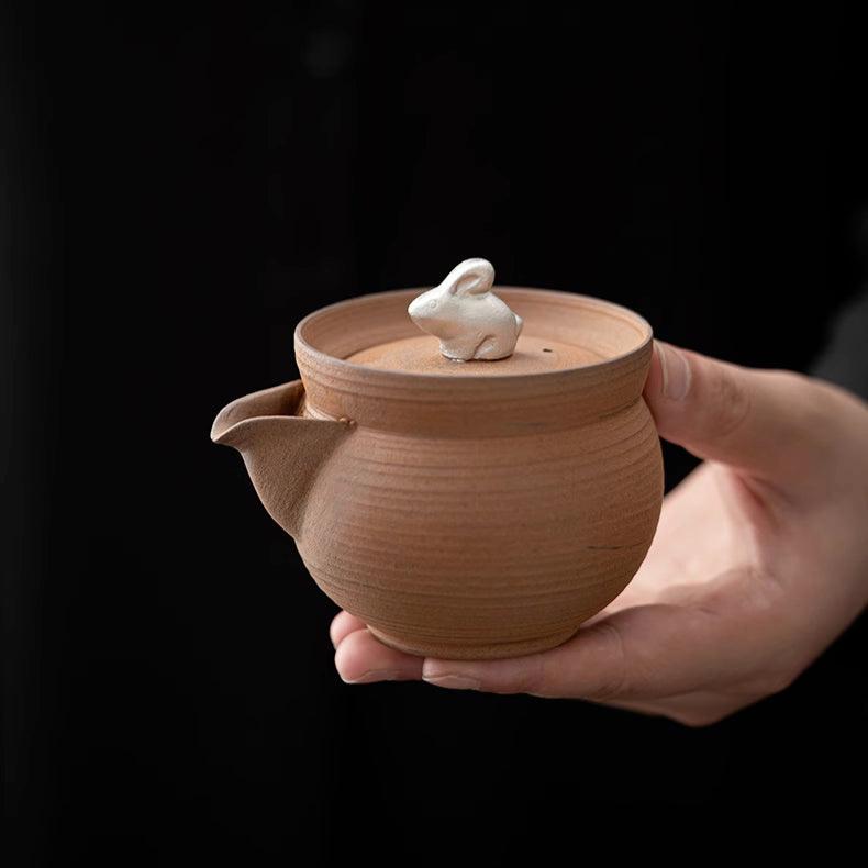Teiera cinese Heritage Fortune Rabbit con coperchio in argento a forma di coniglio, realizzata con una miscela di roccia minerale, realizzata a mano con l'antica tecnica della ceramica