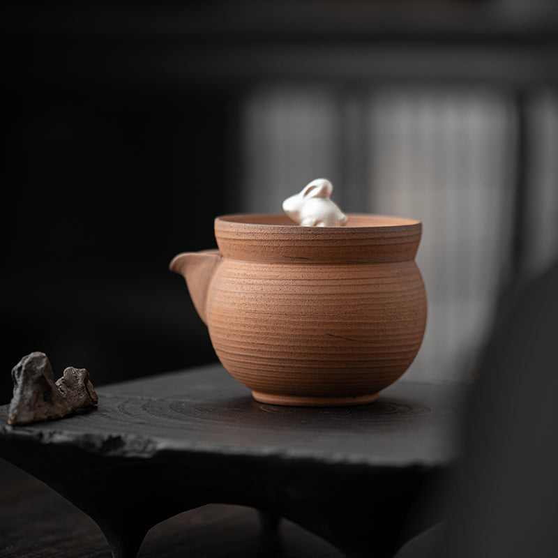 Teiera cinese Heritage Fortune Rabbit con coperchio in argento a forma di coniglio, realizzata con una miscela di roccia minerale, realizzata a mano con l'antica tecnica della ceramica