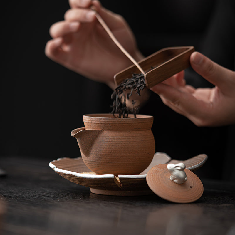 Teiera cinese Heritage Fortune Rabbit con coperchio in argento a forma di coniglio, realizzata con una miscela di roccia minerale, realizzata a mano con l'antica tecnica della ceramica